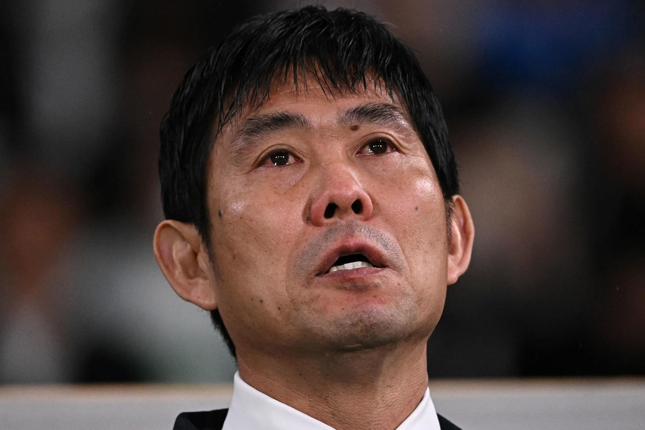 君が代が流れ、目に涙をためる森保一監督（撮影・滝沢徹郎）