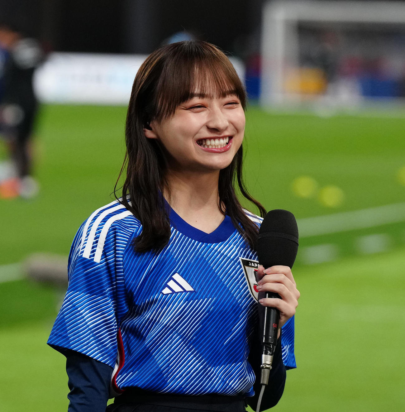 日本対ウルグアイ　試合前、ピッチでの中継で笑顔を見せる影山優佳（撮影・江口和貴）