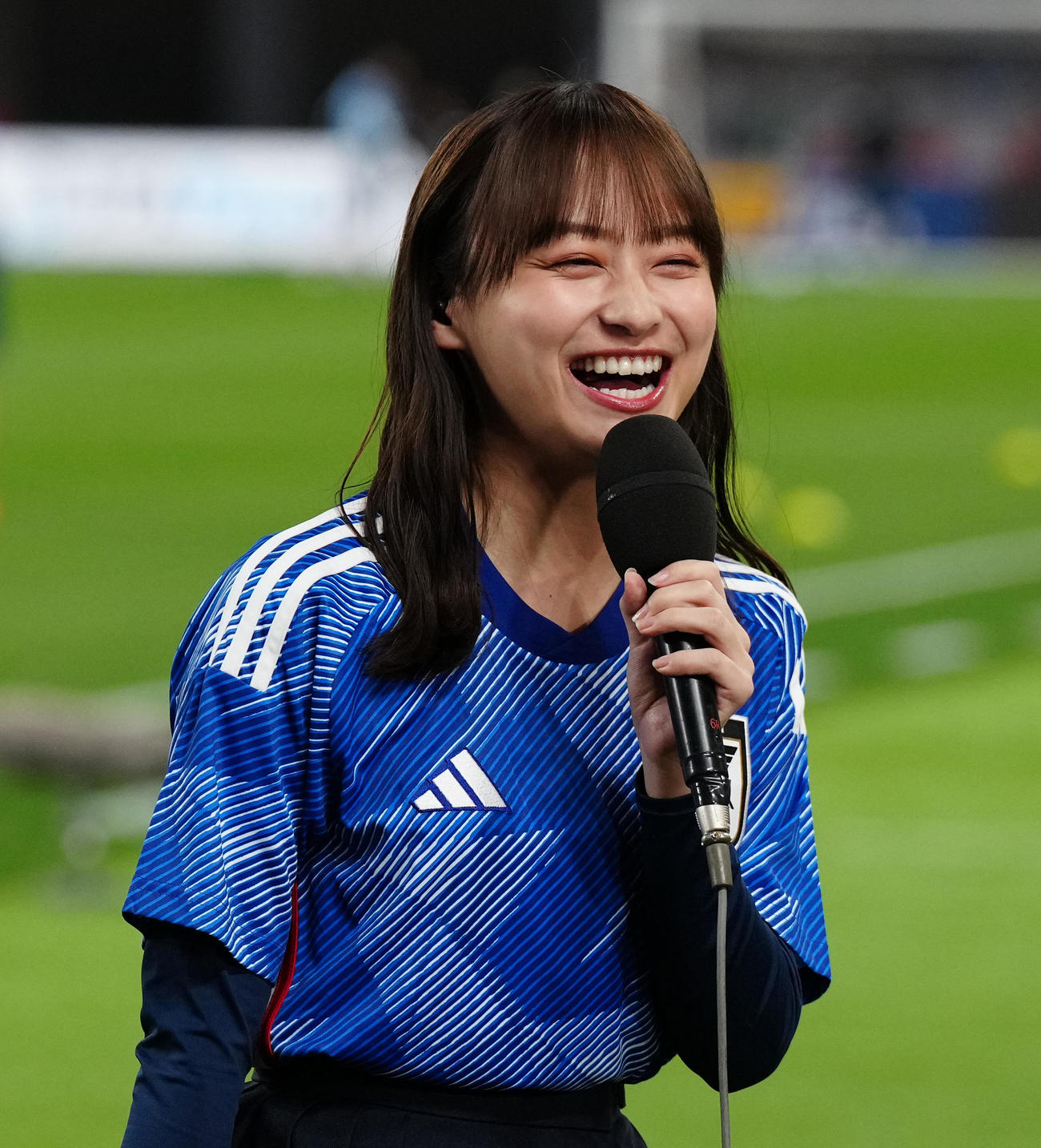 日本対ウルグアイ　試合前、ピッチでの中継で笑顔を見せる影山優佳（撮影・江口和貴）