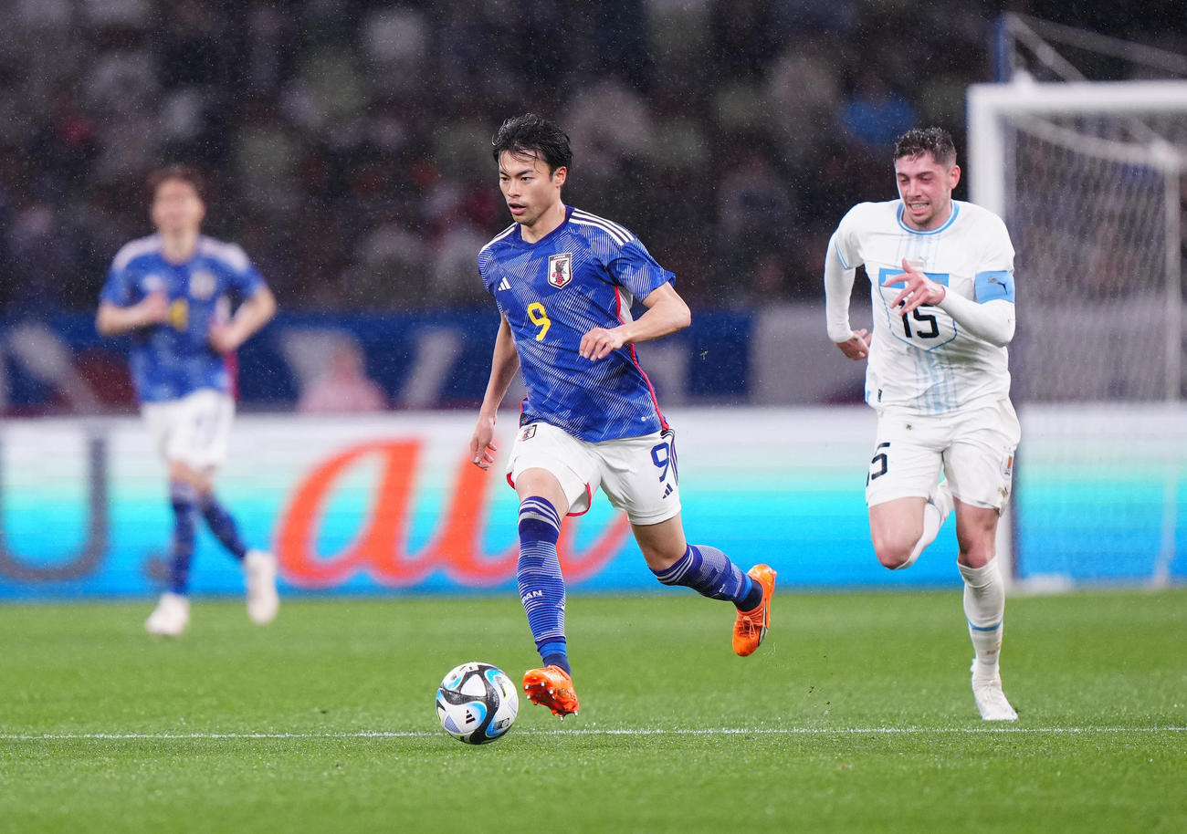 日本対ウルグアイ　後半、ドリブルする三笘（撮影・江口和貴）