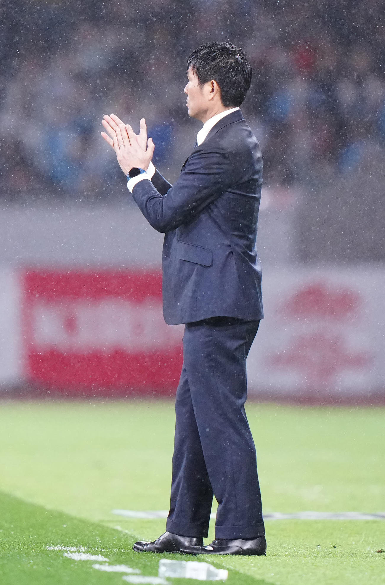 後半、西村の同点ゴールに森保一監督は拍手（撮影・江口和貴）