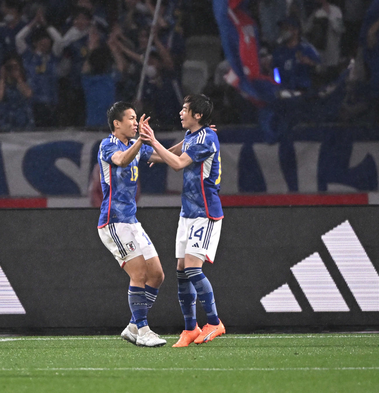 日本対ウルグアイ　後半、同点ゴールを決めた西村（左）は伊東の祝福に笑顔（撮影・滝沢徹郎）