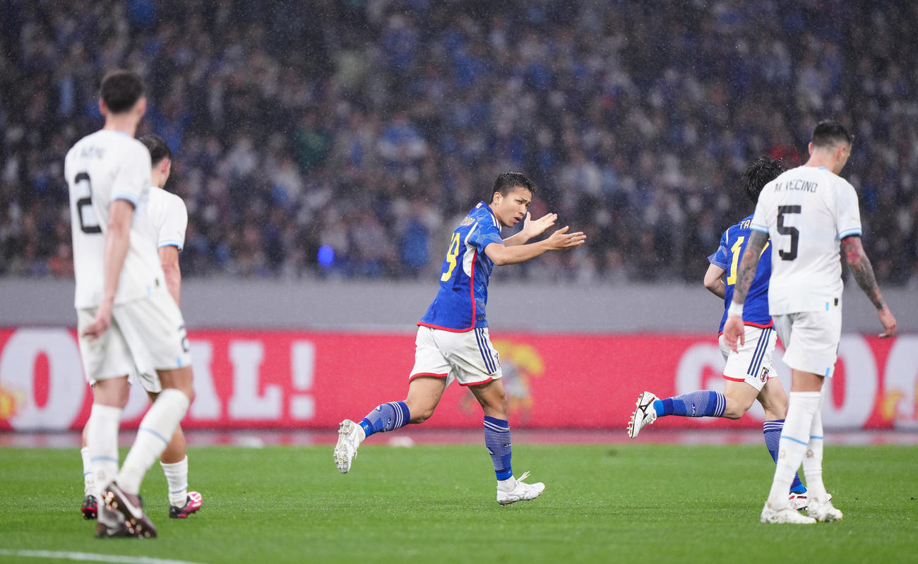 西村拓真は同点ゴールを決め喜ぶ（撮影・江口和貴）