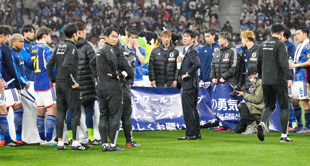 日本対ウルグアイ　試合後、選手を集め、円陣で言葉をかけた森保監督（中央）（撮影・江口和貴）