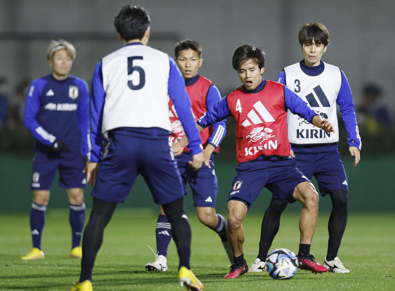 コロンビア戦に向け調整する（右から）田中、久保、西村（共同）