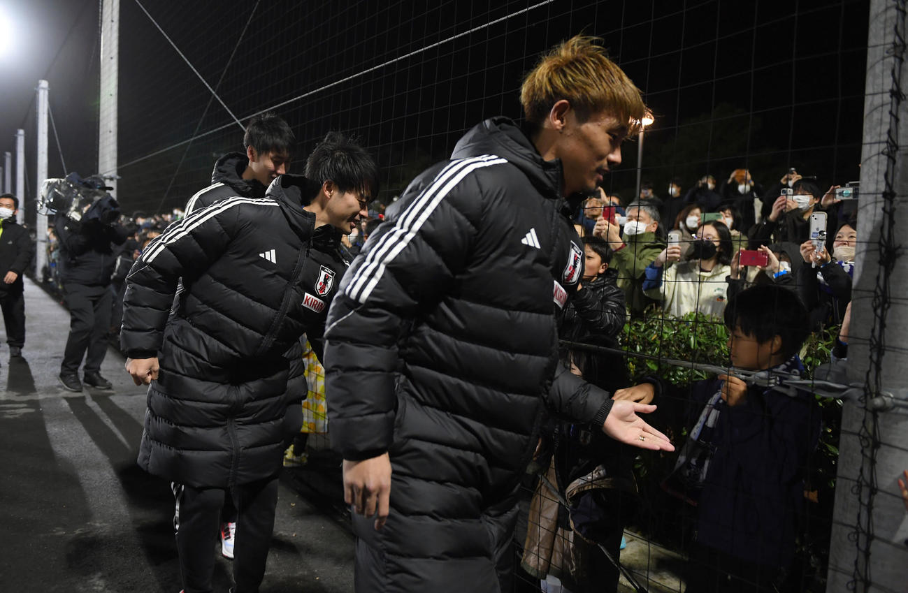 子どもたちとハイタッチをする、（右から）守田、三笘、鎌田（撮影・たえ見朱実）