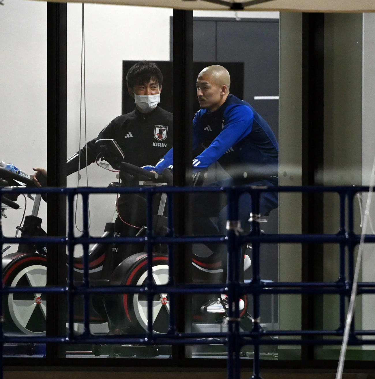 室内で別メニューを行う前田（右）（撮影・たえ見朱実）
