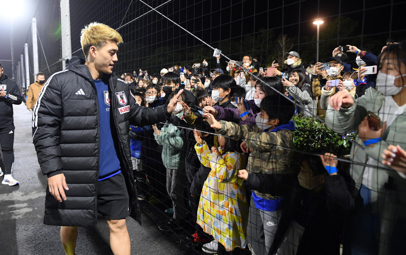 子どもたちとハイタッチをする堂安（撮影・たえ見朱実）