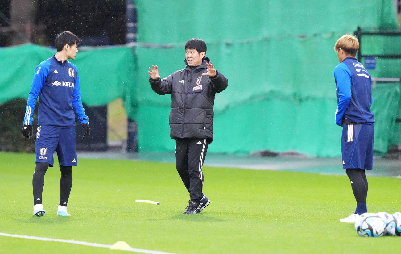 練習開始前、鎌田（左）と守田（右）に話す森保監督（撮影・江口和貴）