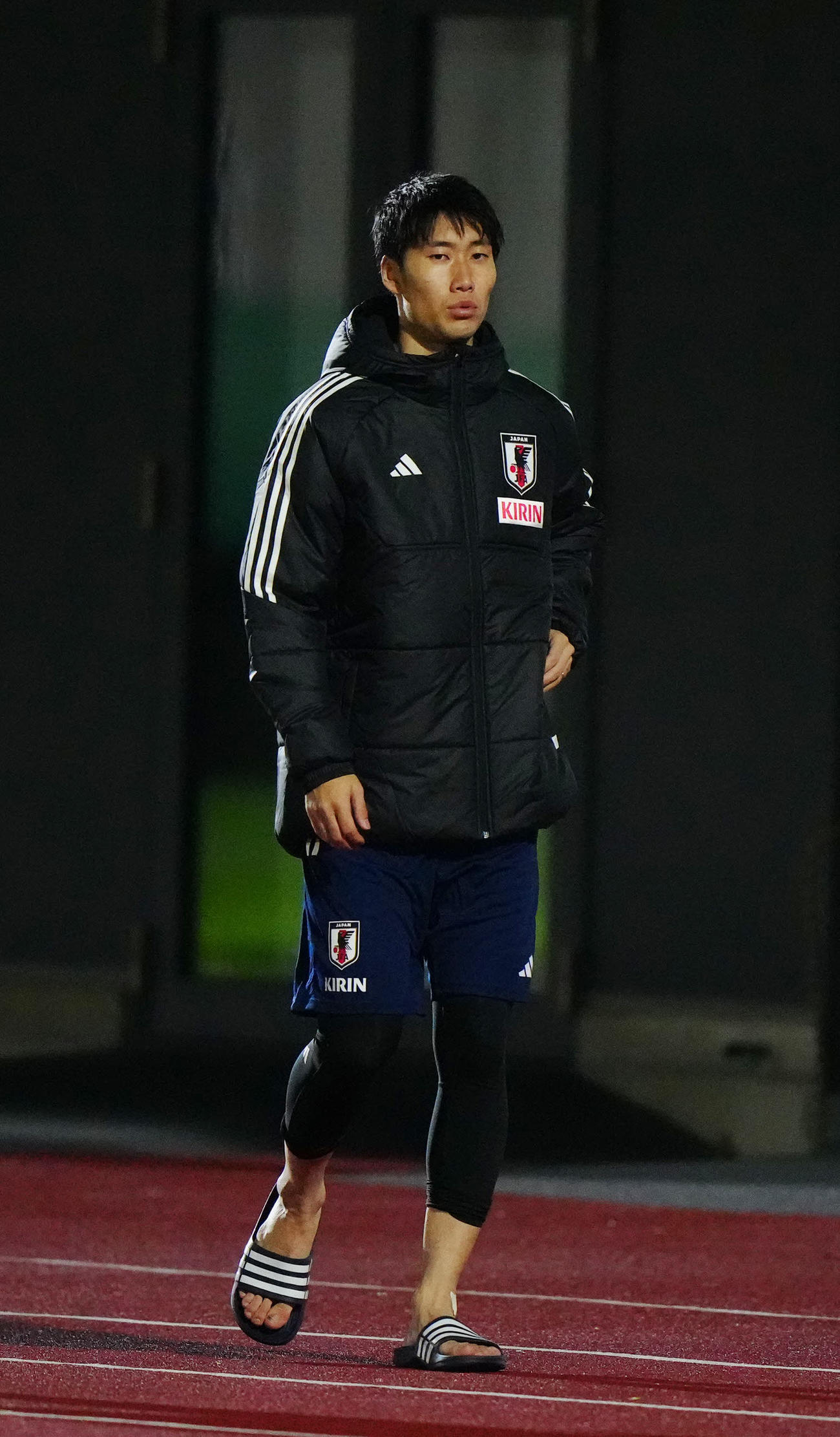 取材場所に向かう鎌田（撮影・江口和貴）