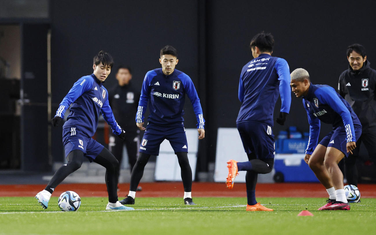 コロンビア戦に向け調整する（左から）鎌田、菅原ら（共同）