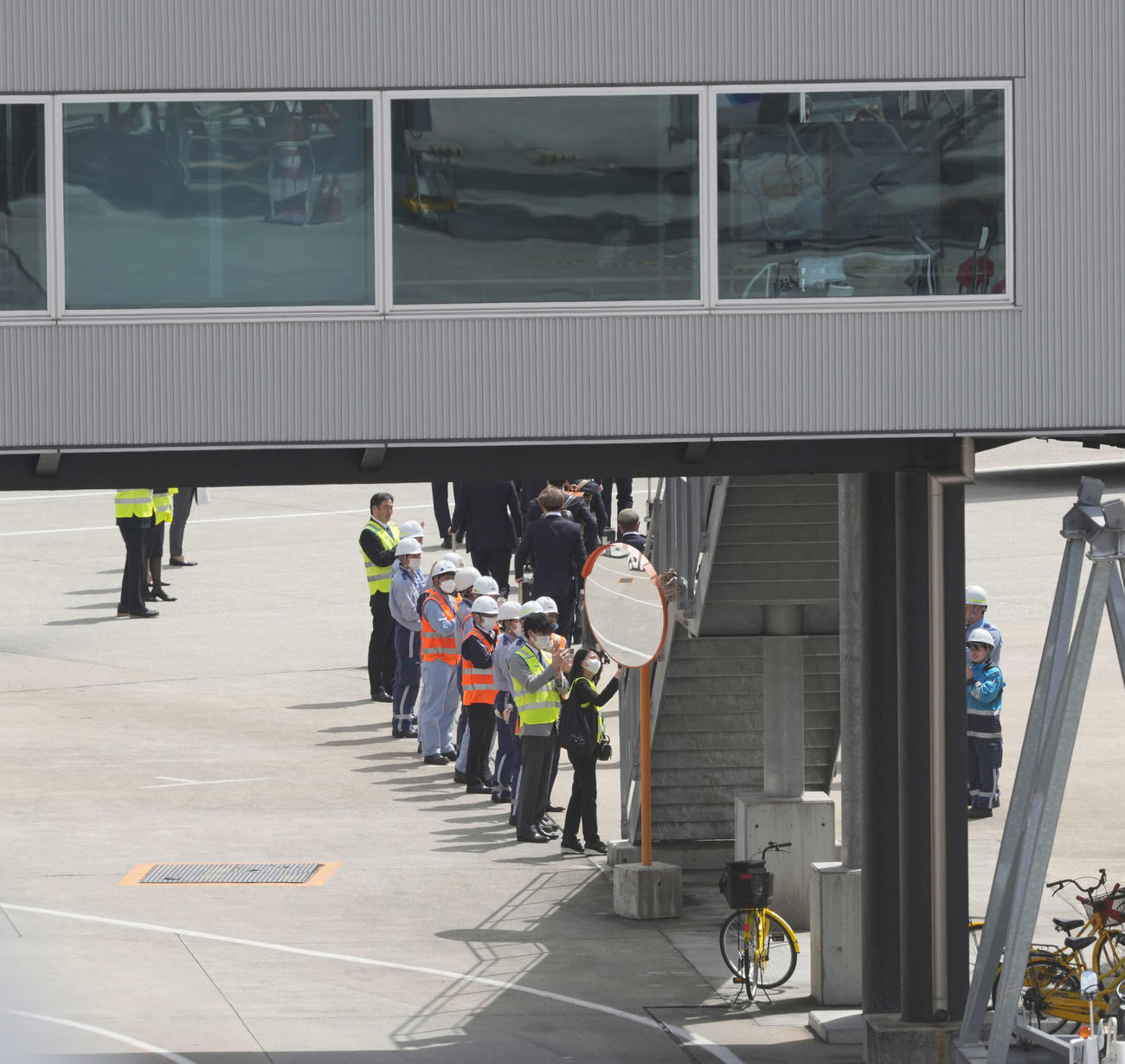 全日空の航空機から下りる日本代表選手らと出迎える空港スタッフ（撮影・井上学）