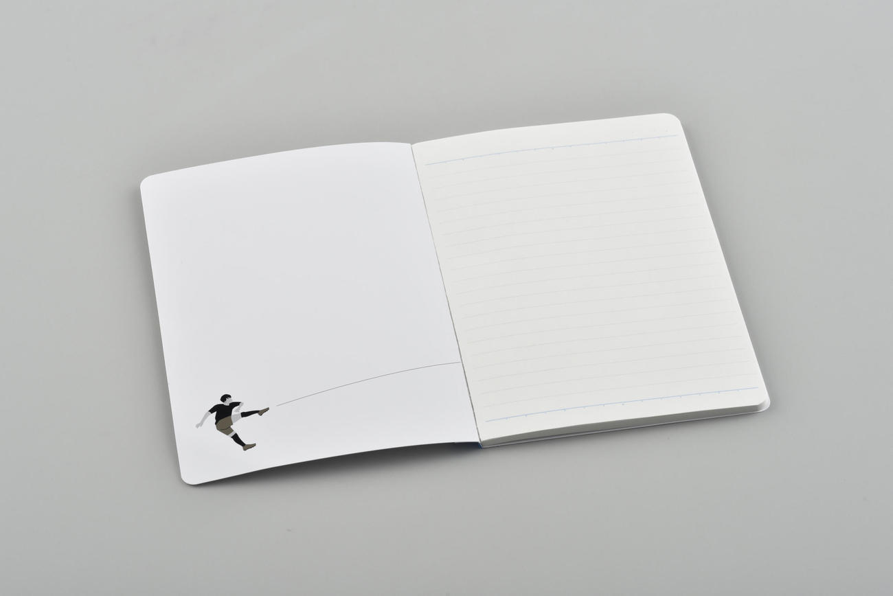 森保監督が愛用するノートを作製するコクヨがサッカー少年にオリジナルノートをプレゼントする