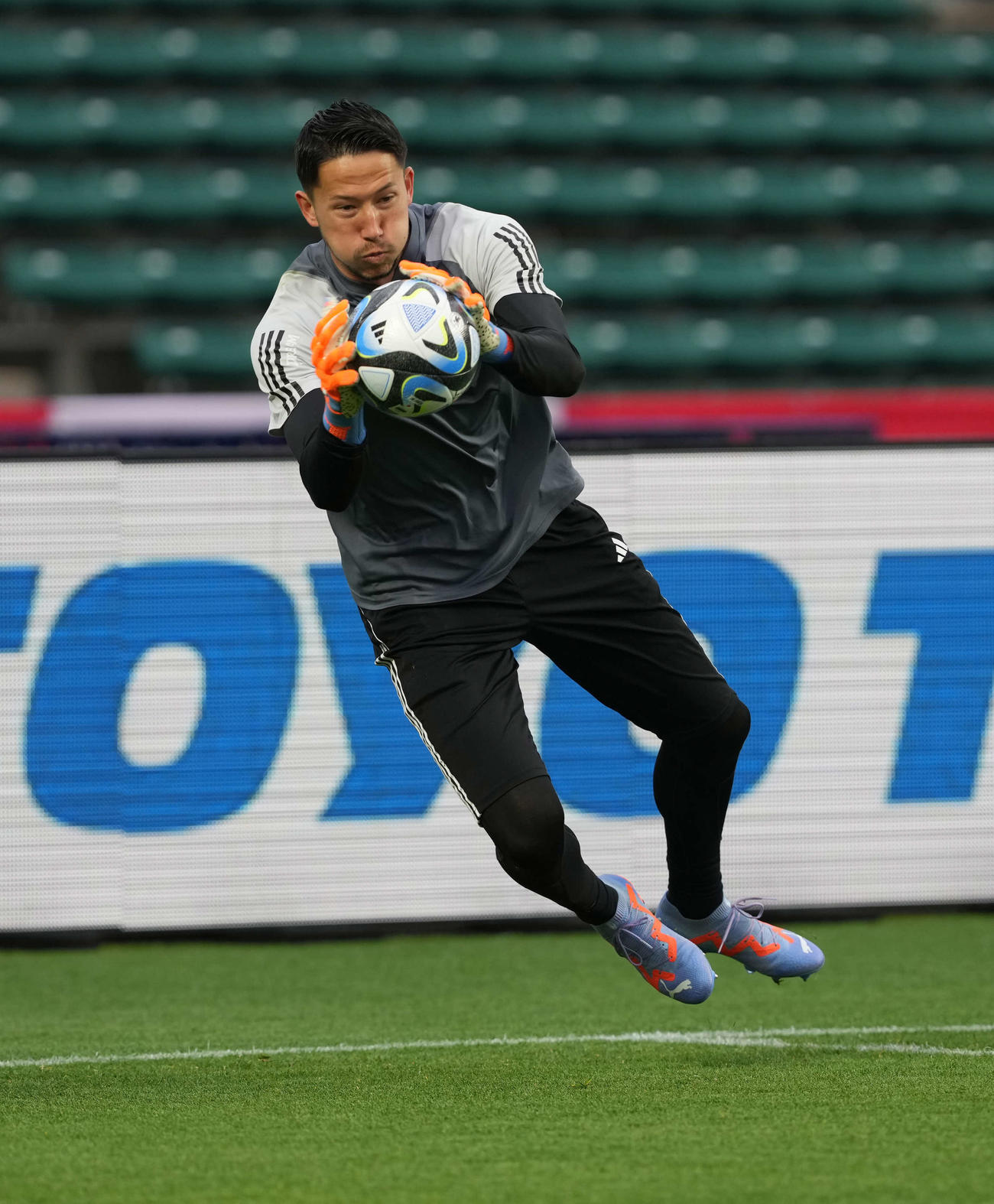 真剣な表情でボールをつかむGKシュミット・ダニエル（撮影・井上学）