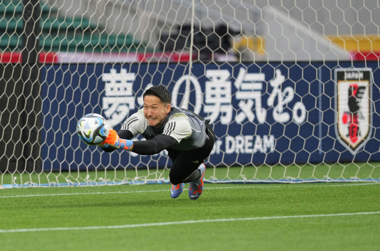パンチングでボールをはじくGKシュミット・ダニエル（撮影・井上学）