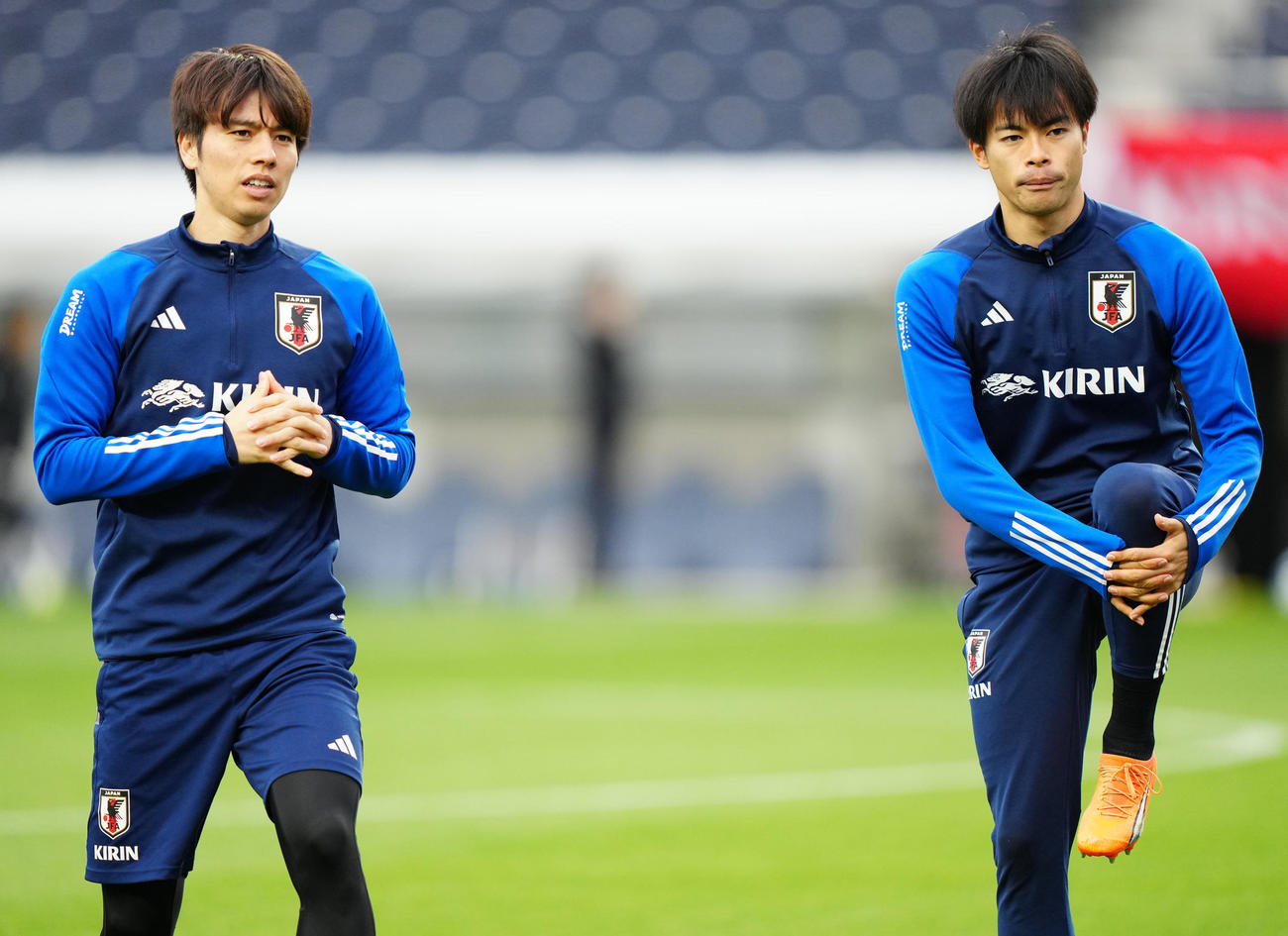 コロンビア戦の前日練習でウオーミングアップを行う三笘（右）と田中（撮影・江口和貴）