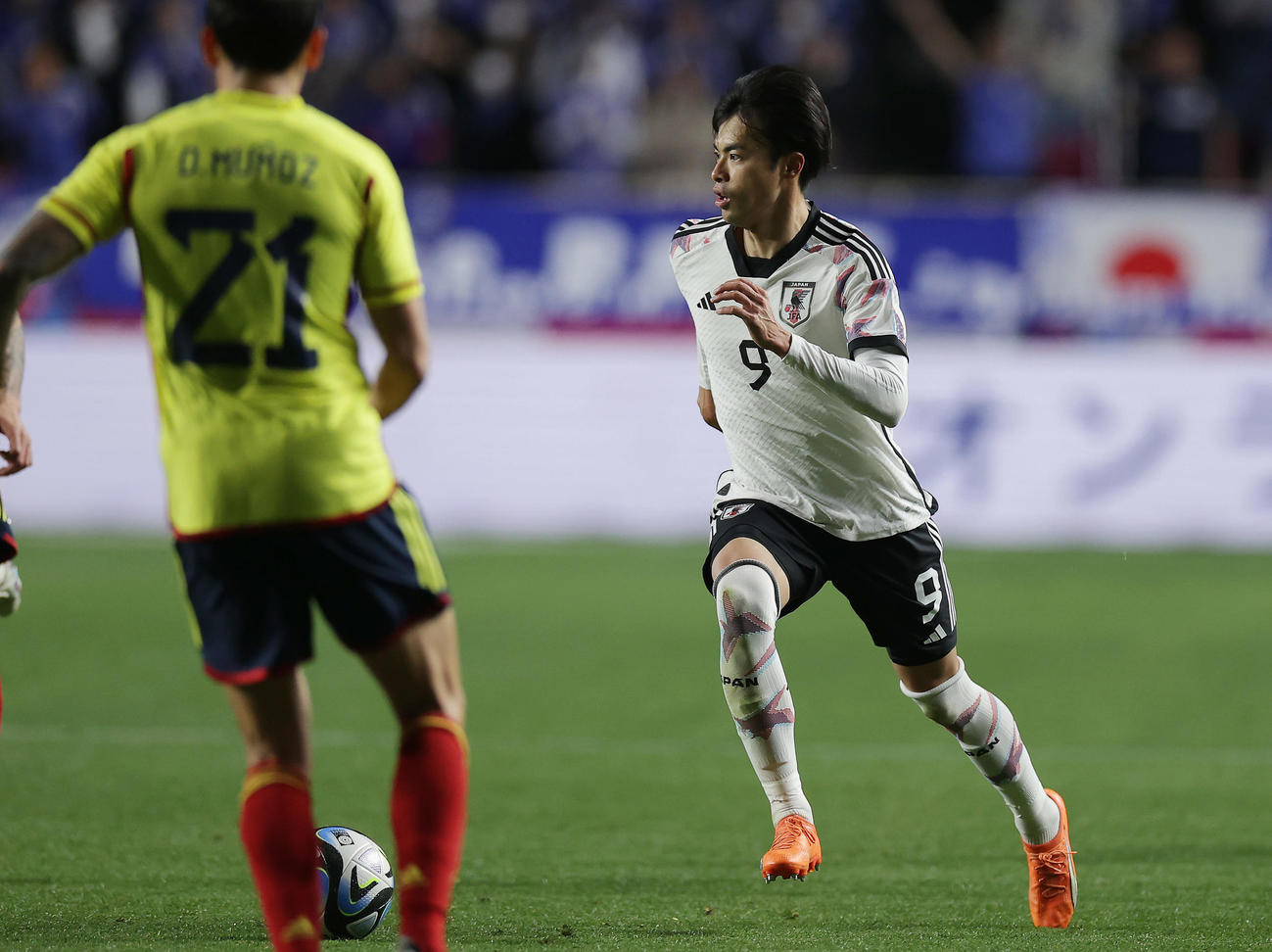 キリンチャレンジ杯　日本対コロンビア　前半、ドリブルを仕掛ける三笘（撮影・前田充）