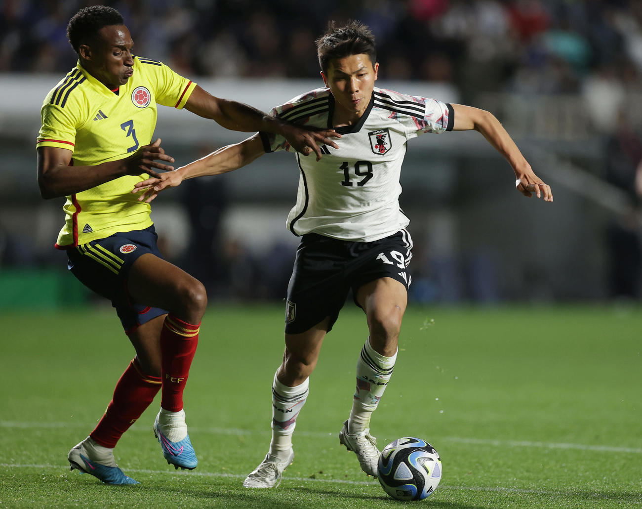 日本対コロンビア　前半、西村はルクミと競り合う（撮影・前田充）