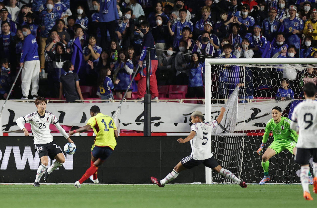 日本対コロンビア　前半、失点する日本（撮影・前田充）