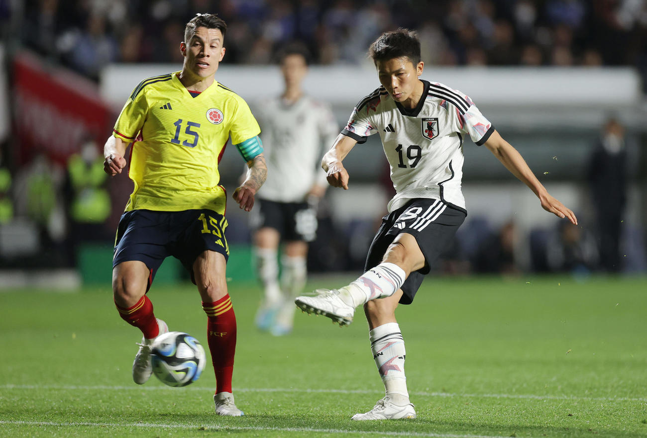 日本対コロンビア　前半、シュートを放つ西村（撮影・前田充）