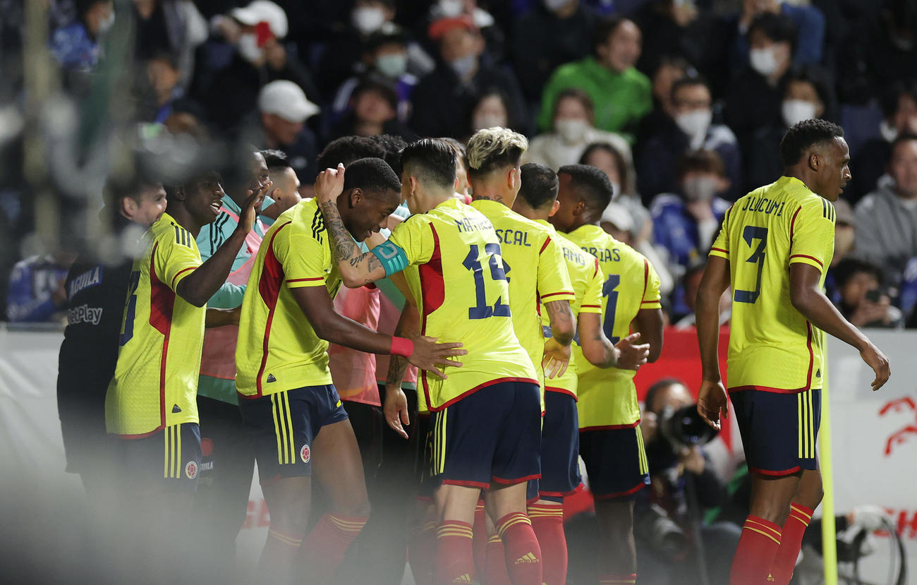 キリンチャレンジ杯　日本対コロンビア　後半、ボレを祝福するイレブン（撮影・前田充）