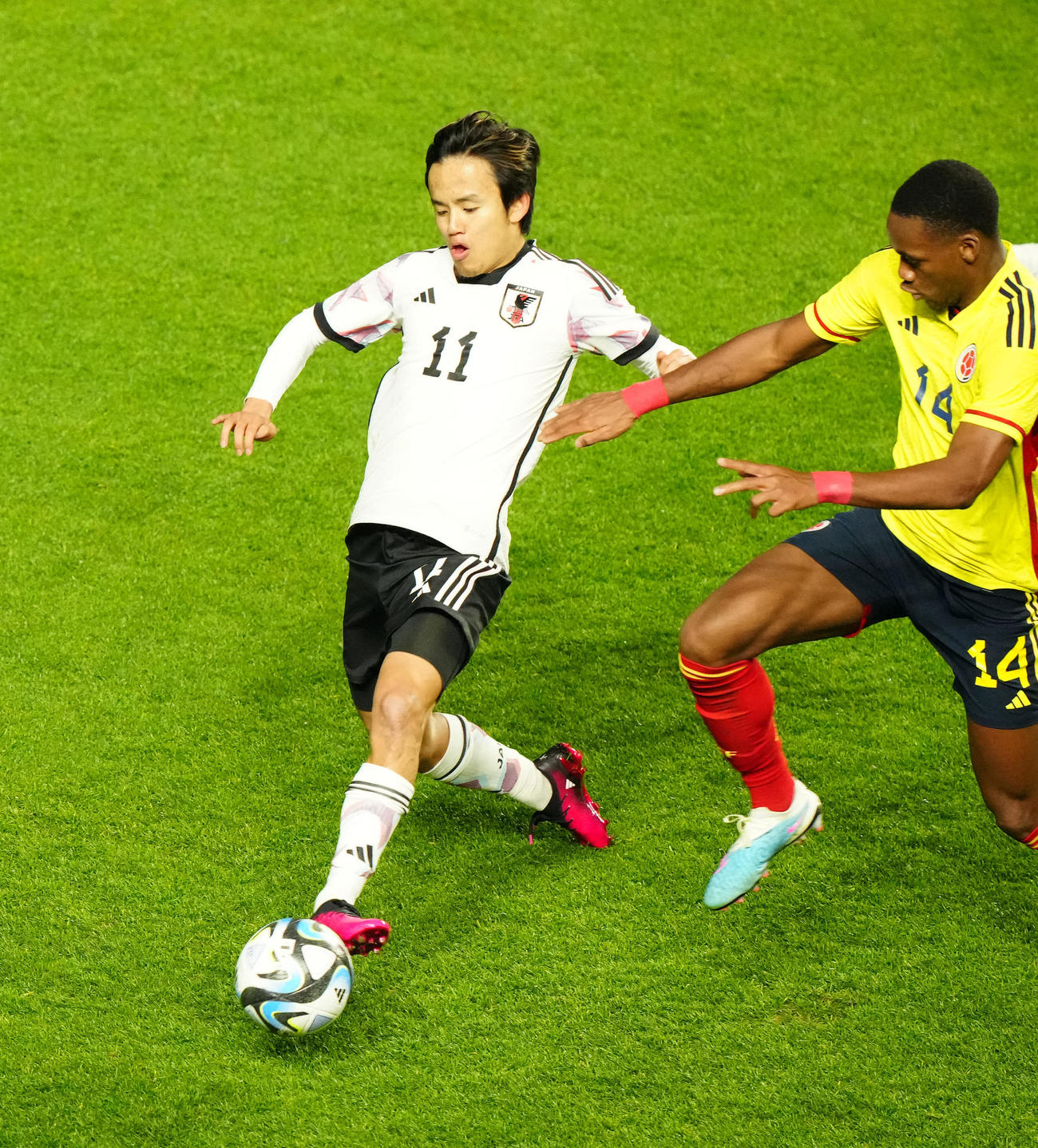 日本対コロンビア　後半、パスを出す久保（左）（撮影・江口和貴）