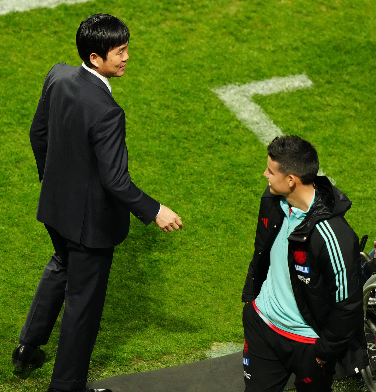 日本対コロンビア　試合前、コロンビアのロドリゲス（右）と言葉を交わす森保監督（撮影・江口和貴）