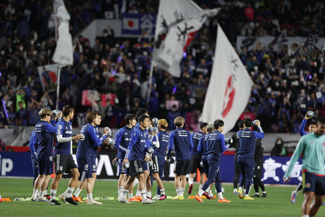 日本対コロンビア　ピッチに入りスタンドのファンにあいさつする日本の選手たち（撮影・前田充）