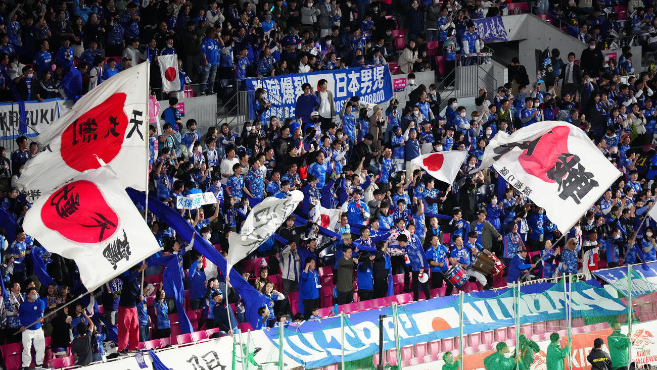 日本対コロンビア　試合前、応援する日本サポーター（撮影・江口和貴）