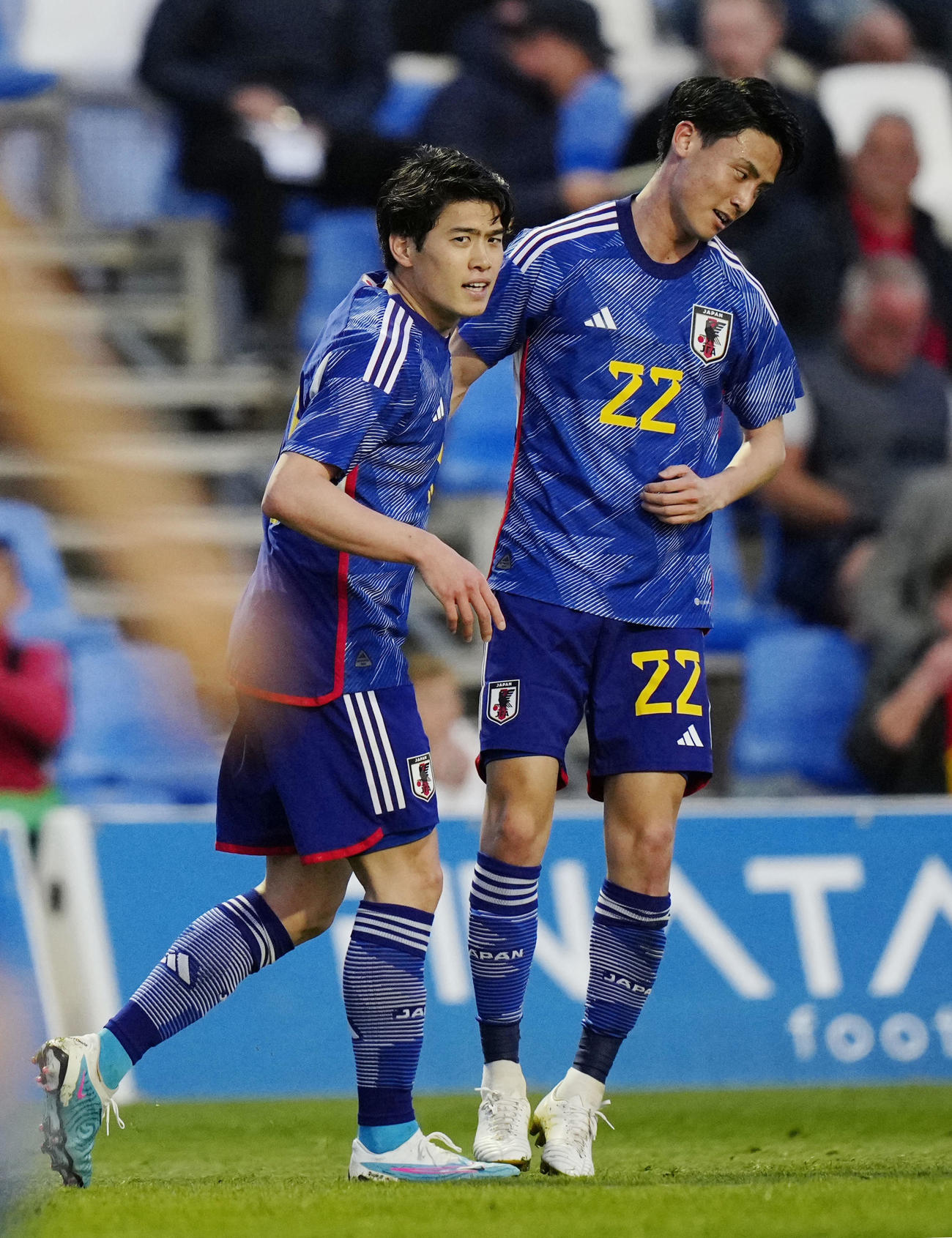 日本－ベルギー　後半、同点ゴールを決め、内野（右）と喜ぶ鈴木唯（共同）