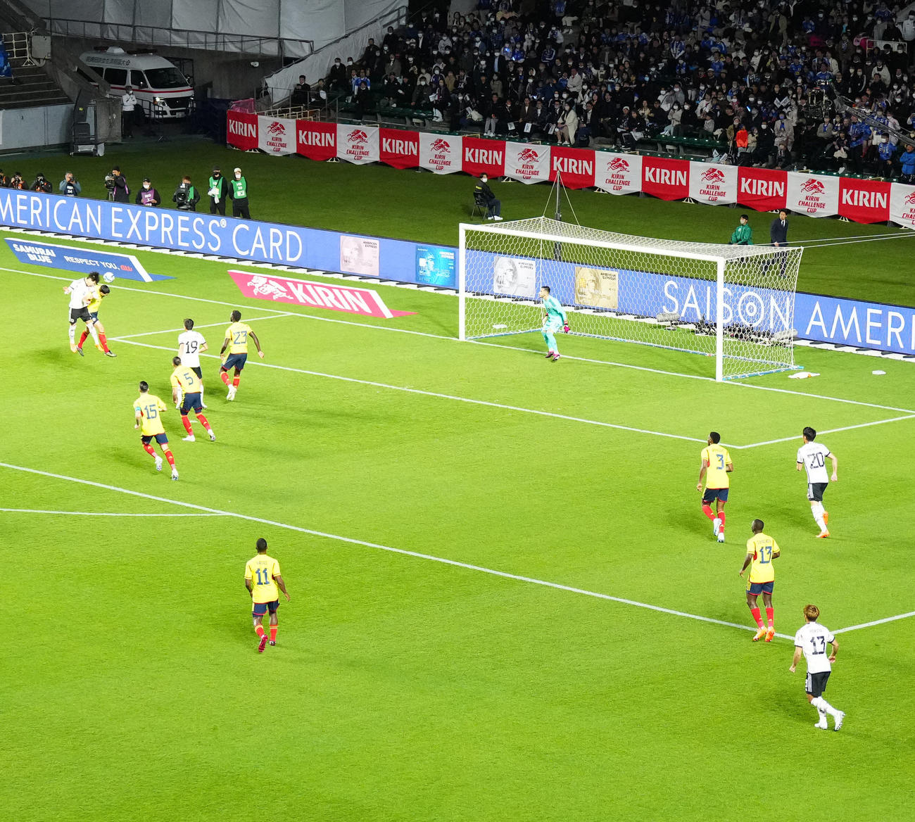 日本対コロンビア　前半、ヘディングで先制ゴールを決める三笘（左端）（撮影・江口和貴）
