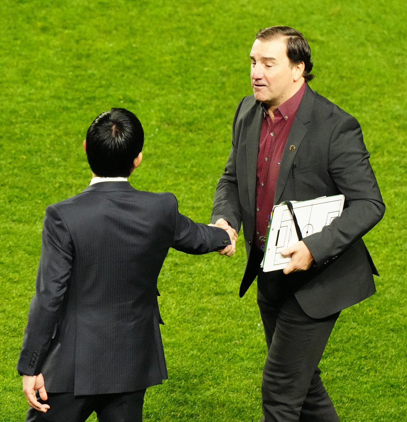 日本対コロンビア　試合後、森保監督（左）と握手を交わすコロンビアのロレンソ監督（撮影・江口和貴）