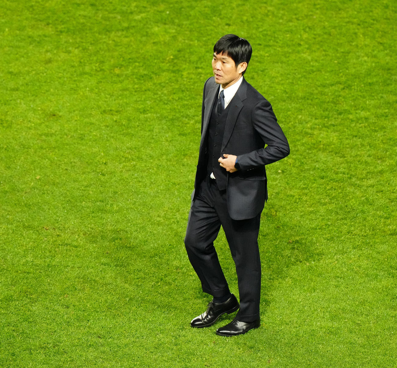 日本対コロンビア　試合後、ピッチを歩く森保監督（撮影・江口和貴）