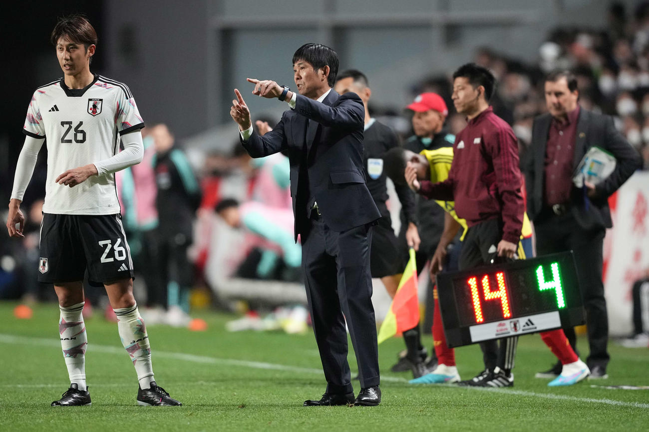 日本対コロンビア　日本対コロンビア　半、伊藤（左）に指示を出す森保監督（撮影・井上学）