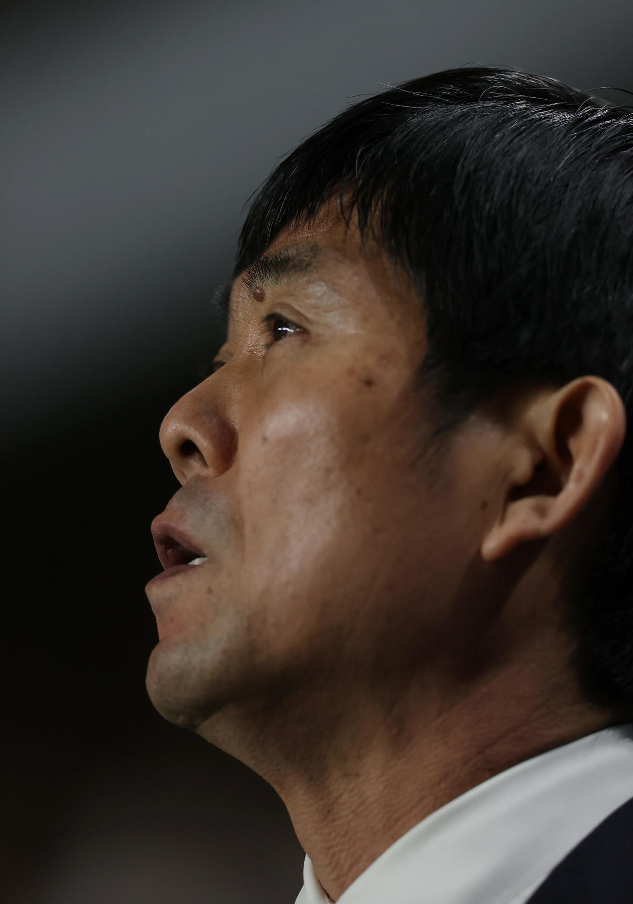日本対コロンビア　試合前、君が代を歌う森保監督（撮影・前田充）