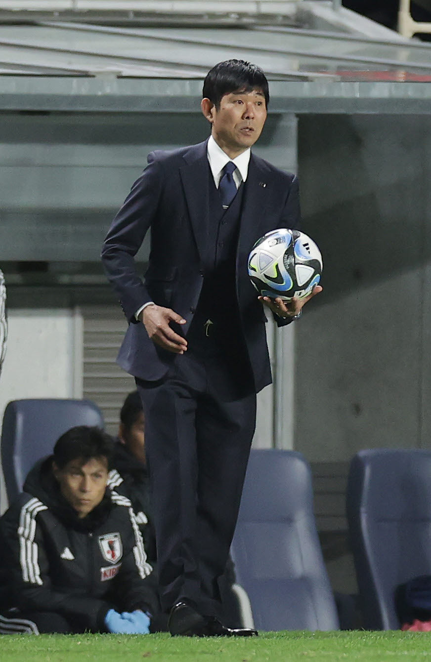 日本対コロンビア　後半、ボールを手にする森保監督（撮影・前田充）