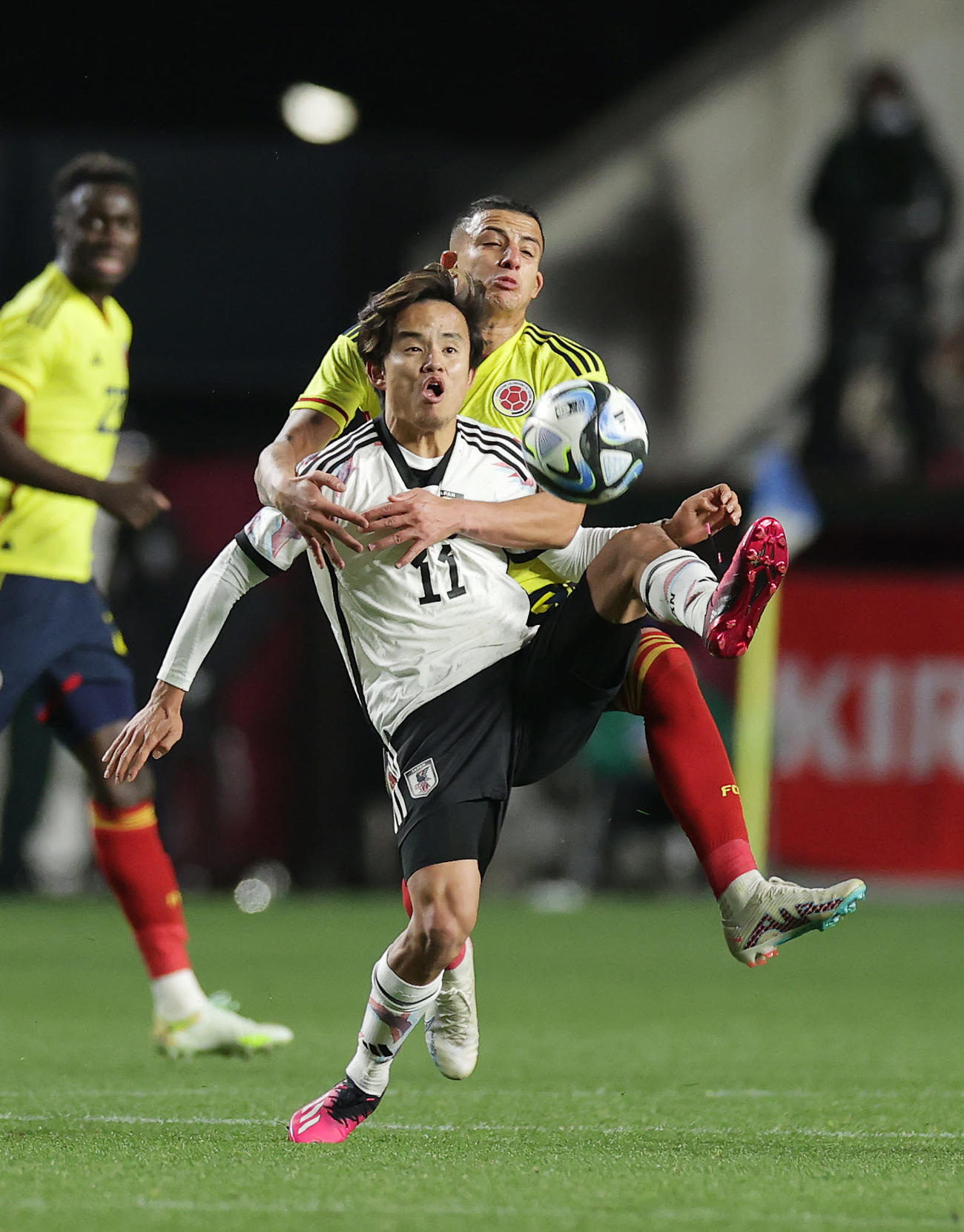 日本対コロンビア　後半、相手と競り合う久保（撮影・前田充）