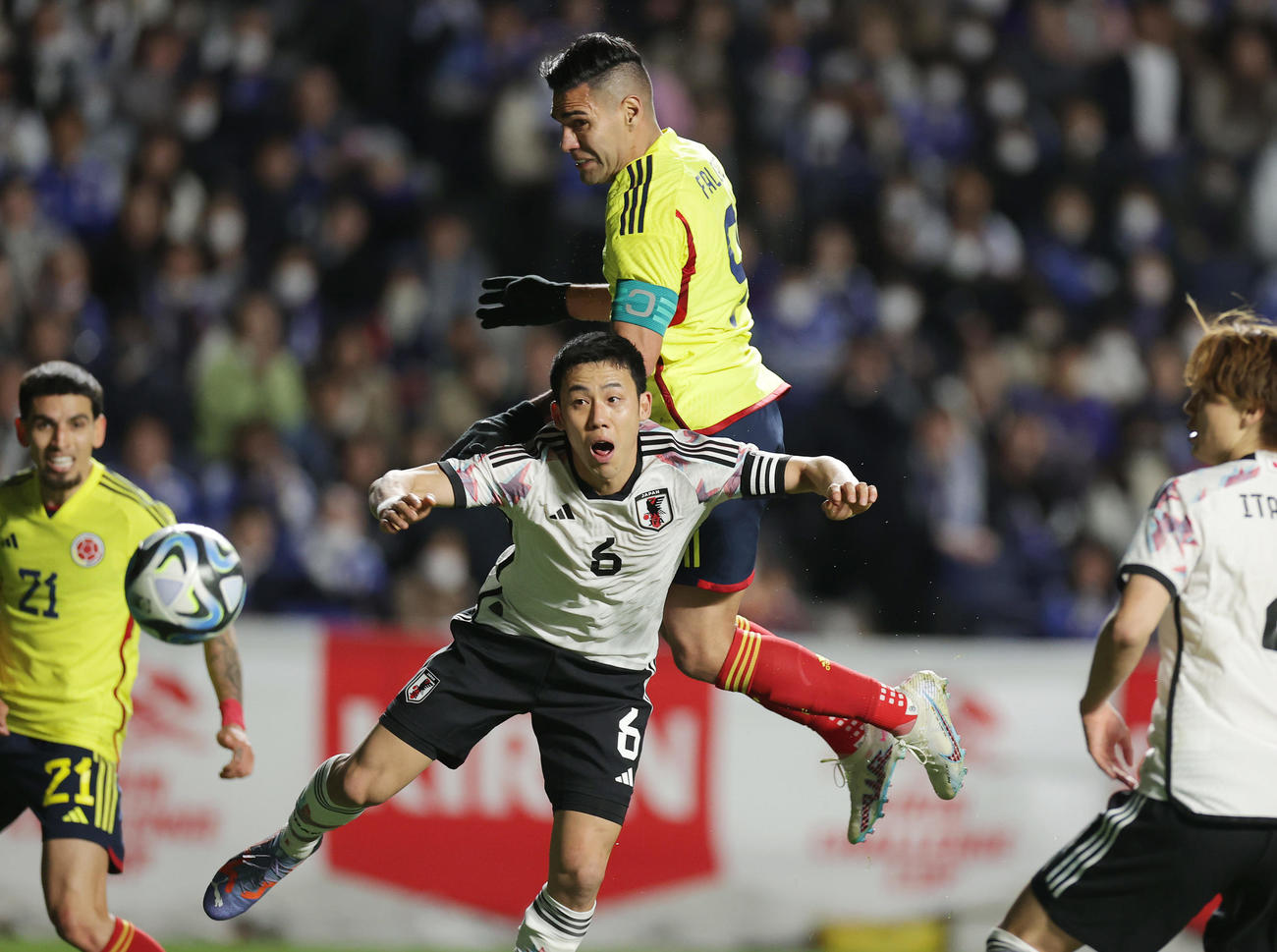 日本対コロンビア　後半、遠藤はファルカオと競り合う（撮影・前田充）