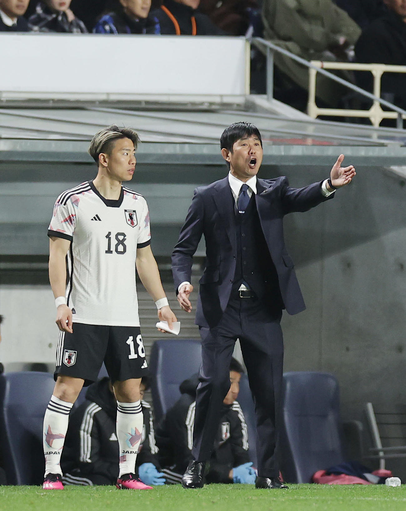 日本対コロンビア　後半、途中出場する浅野（左）と選手に指示を出す森保監督（撮影・前田充）
