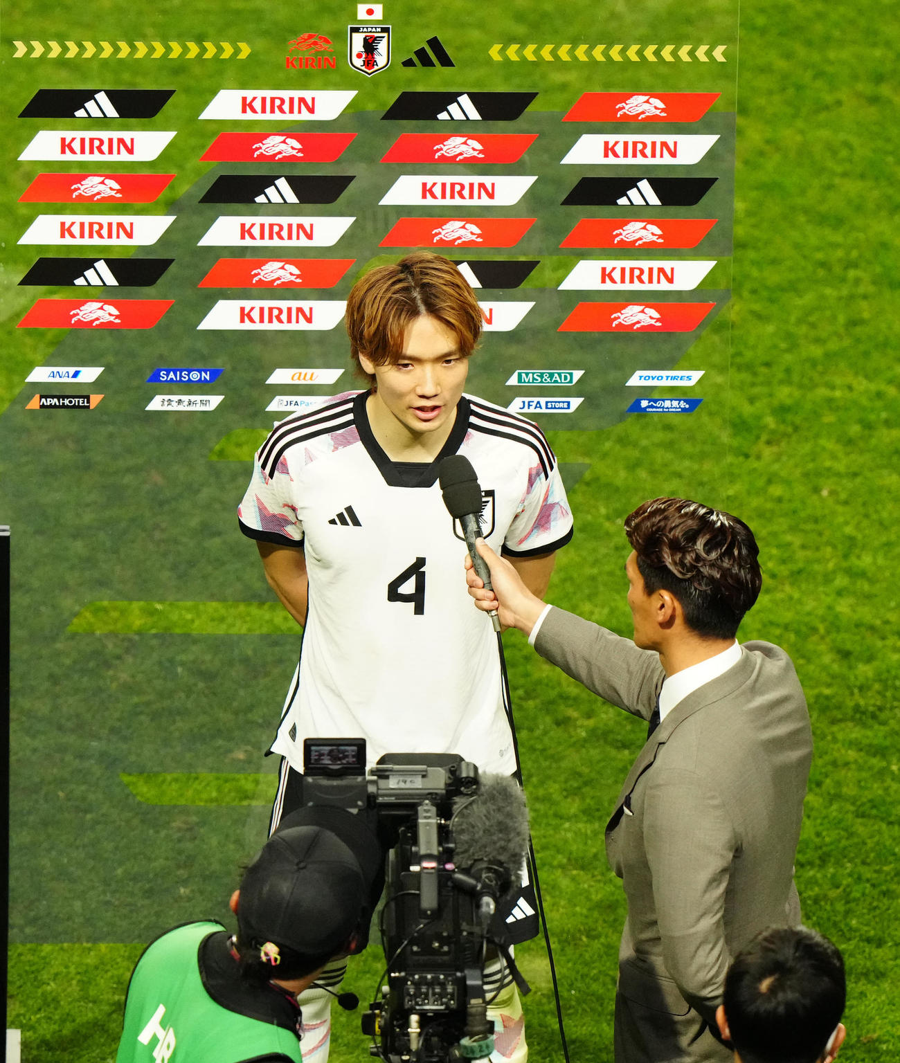 日本対コロンビア　試合後、インタビューを受ける板倉（撮影・江口和貴）