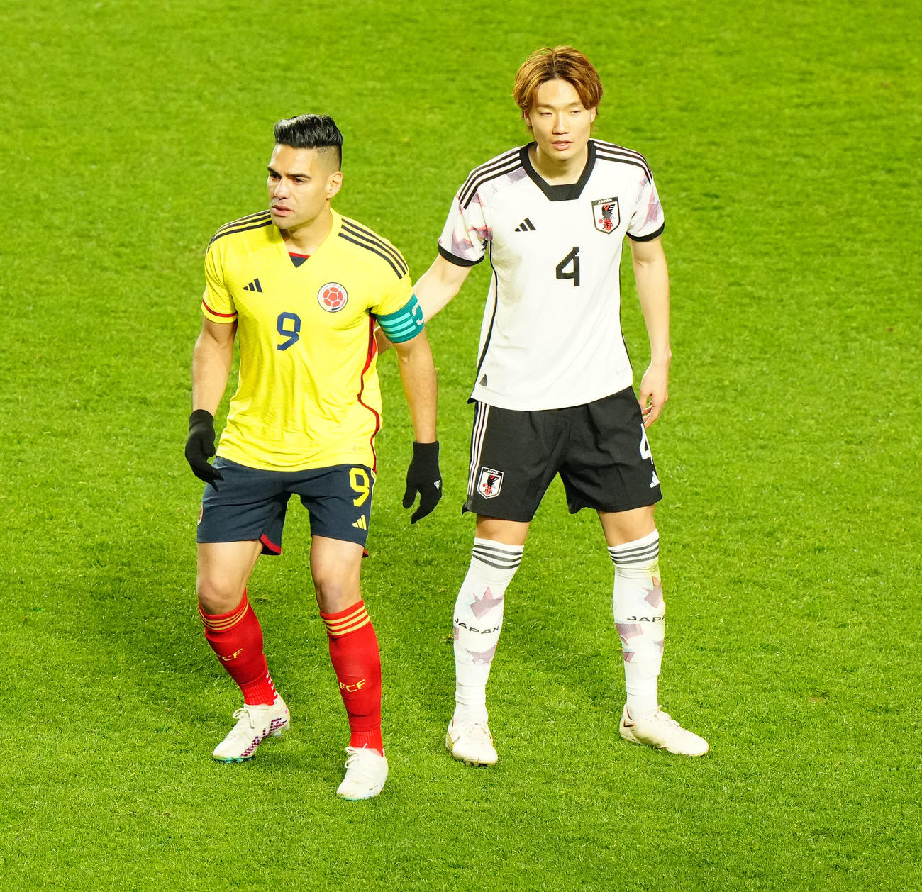 日本対コロンビア　後半、途中出場のファルカオ（左）。右は板倉（撮影・江口和貴）