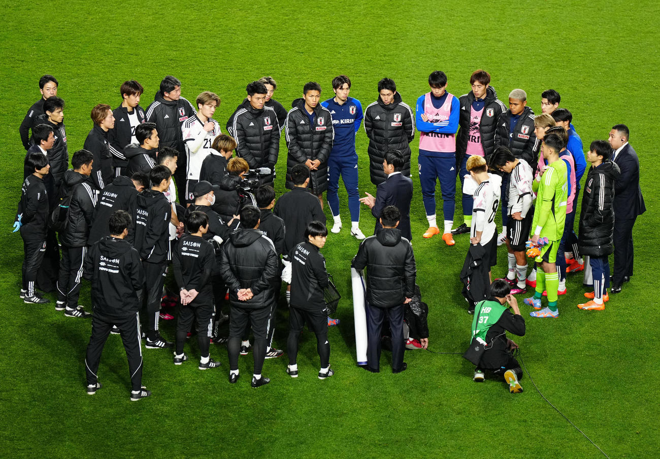 日本対コロンビア　試合後、円陣を組み、選手たちに言葉をかける森保監督（中央）（撮影・江口和貴）