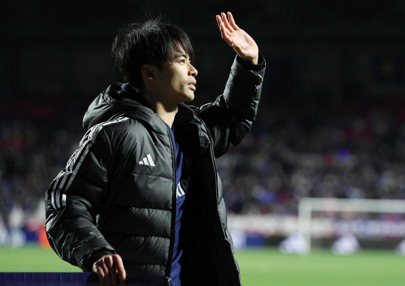 日本対コロンビア　試合後、スタンドのファンに手を振る三笘（撮影・前田充）