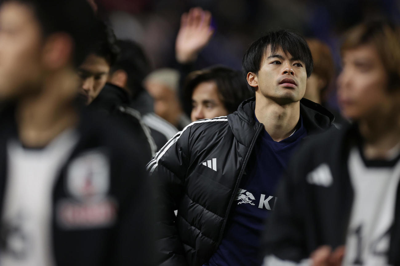 日本対コロンビア　コロンビアに敗れ、悔しそうな表情を見せながら引き揚げる三笘ら日本の選手たち（撮影・前田充）