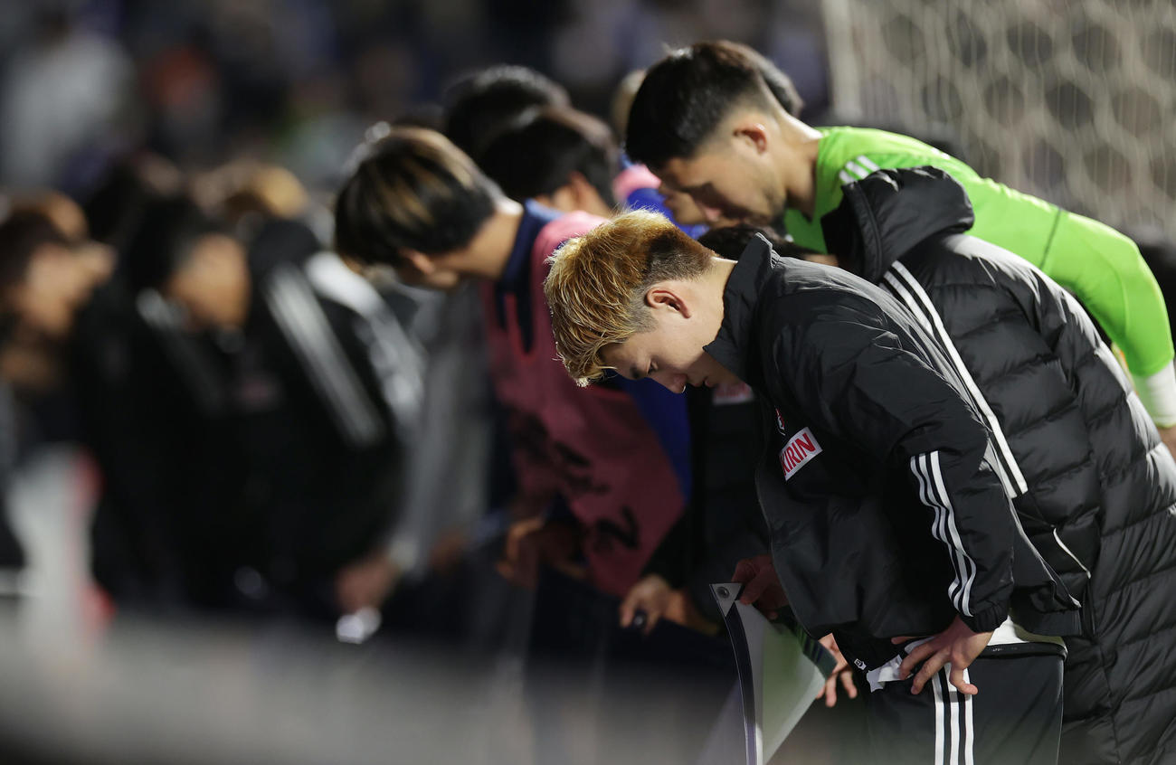 日本対コロンビア　コロンビアに敗れ、悔しそうにスタンドのファンにあいさつする堂安（手前）ら日本の選手たち（撮影・前田充）