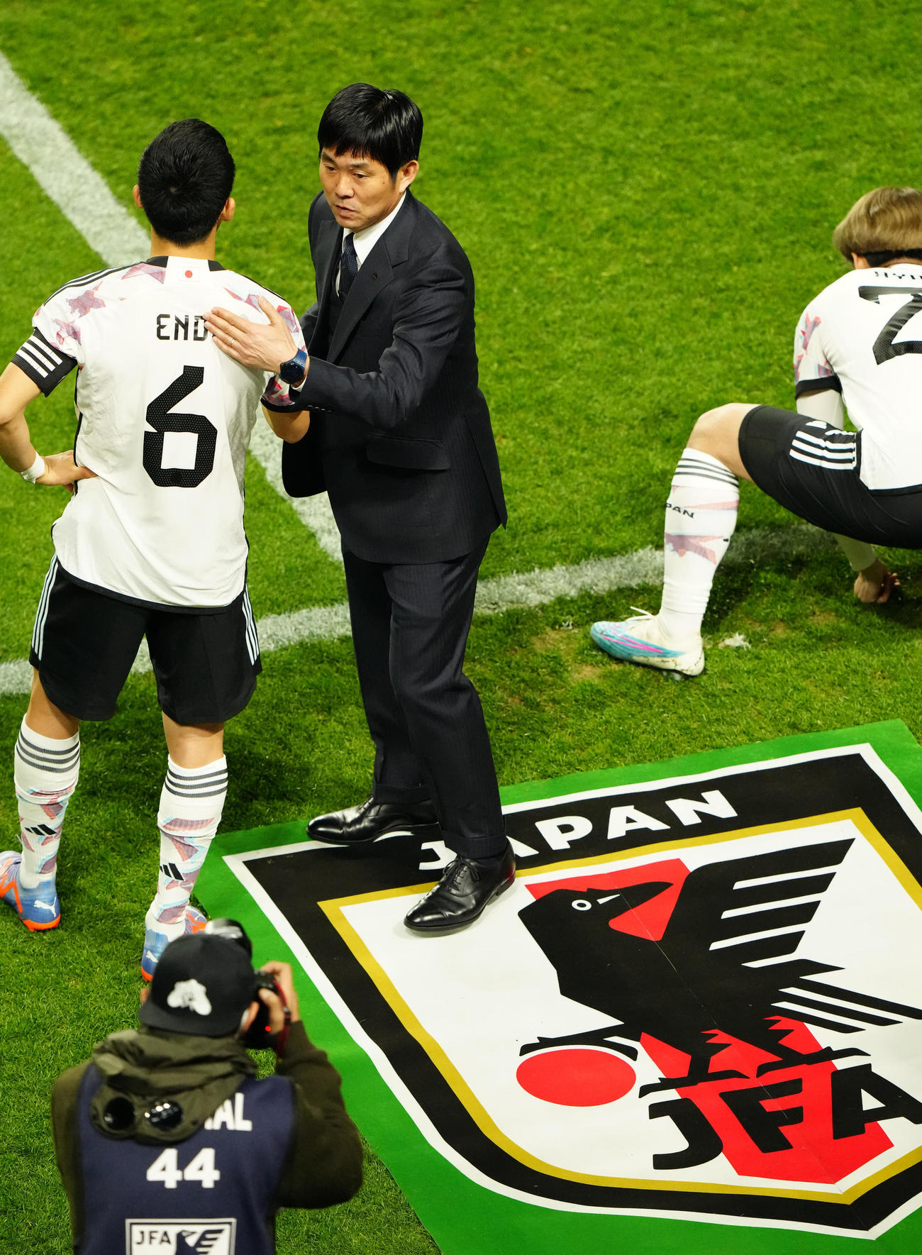 日本対コロンビア　後半開始前、交代出場する遠藤（左）を送り出す森保監督（撮影・江口和貴）