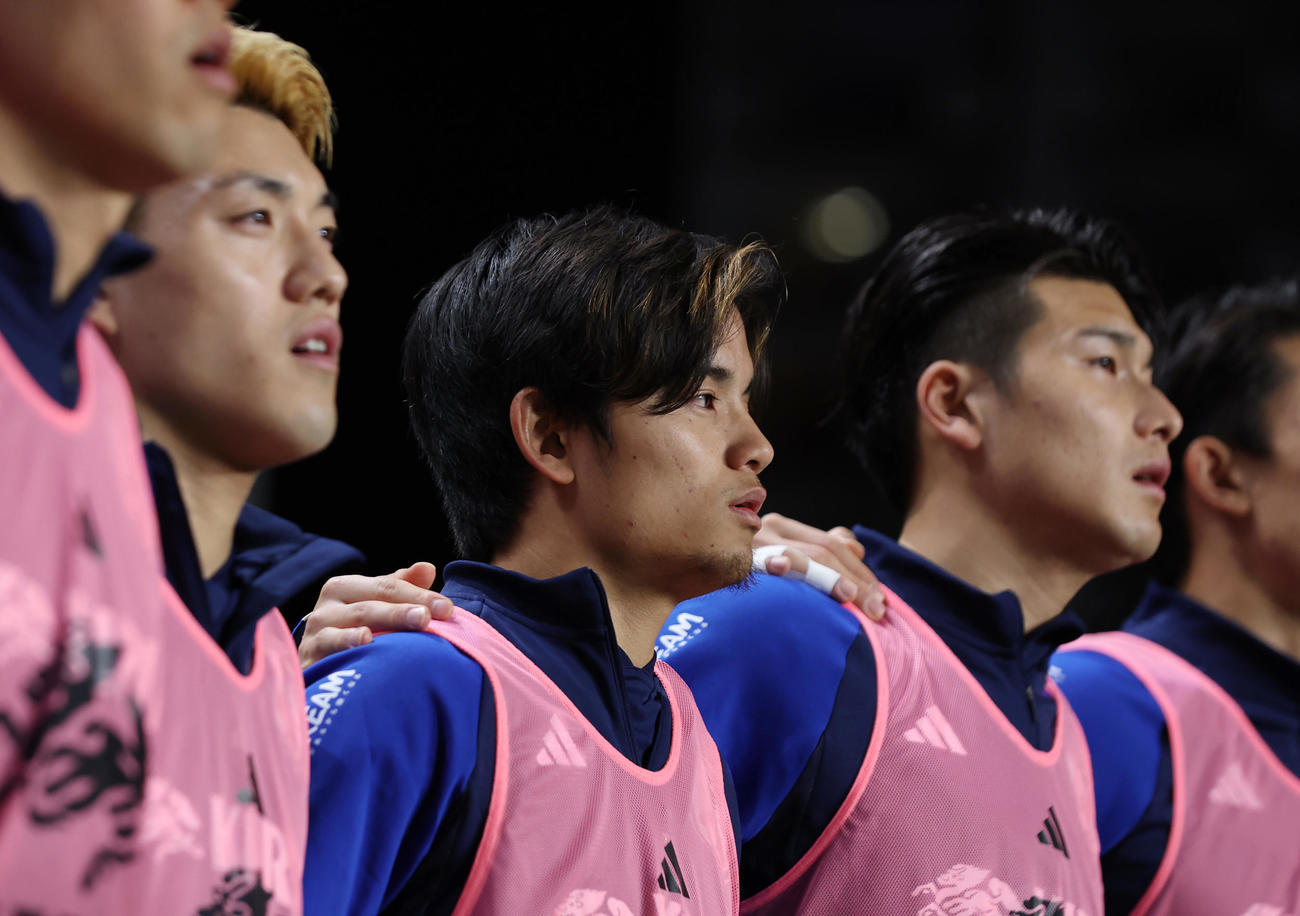 日本対コロンビア　試合前、君が代を歌う、手前から堂安、久保、橋岡（撮影・前田充）