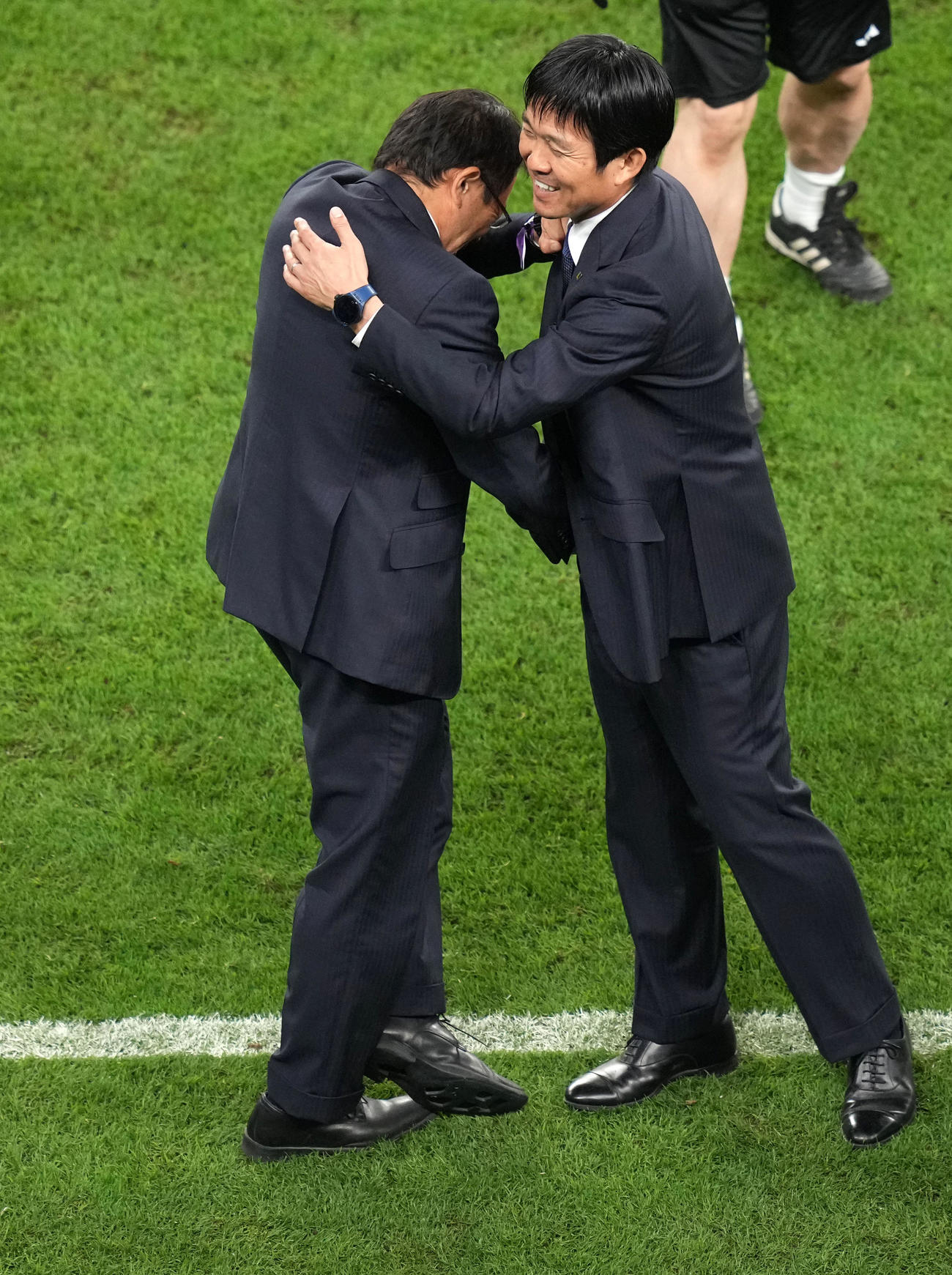 日本対クロアチア　試合後、握手を交わす森保監督（右）と反町技術委員長（2022年12月5日撮影）