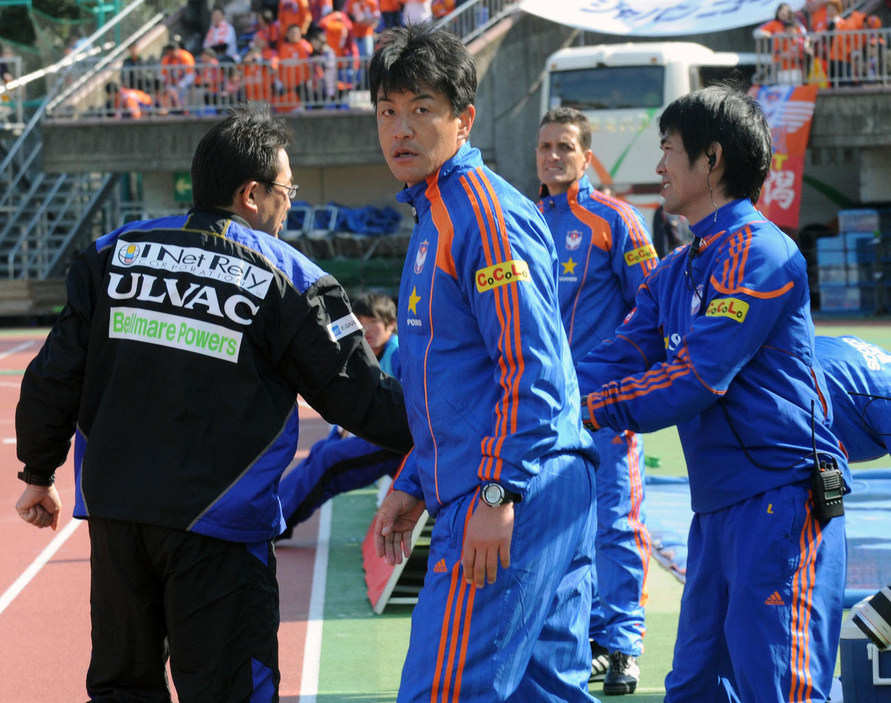 2010年3月27日、J1湘南対新潟　試合後、湘南の反町康治監督（左）と握手をかわす新潟の森保一コーチ