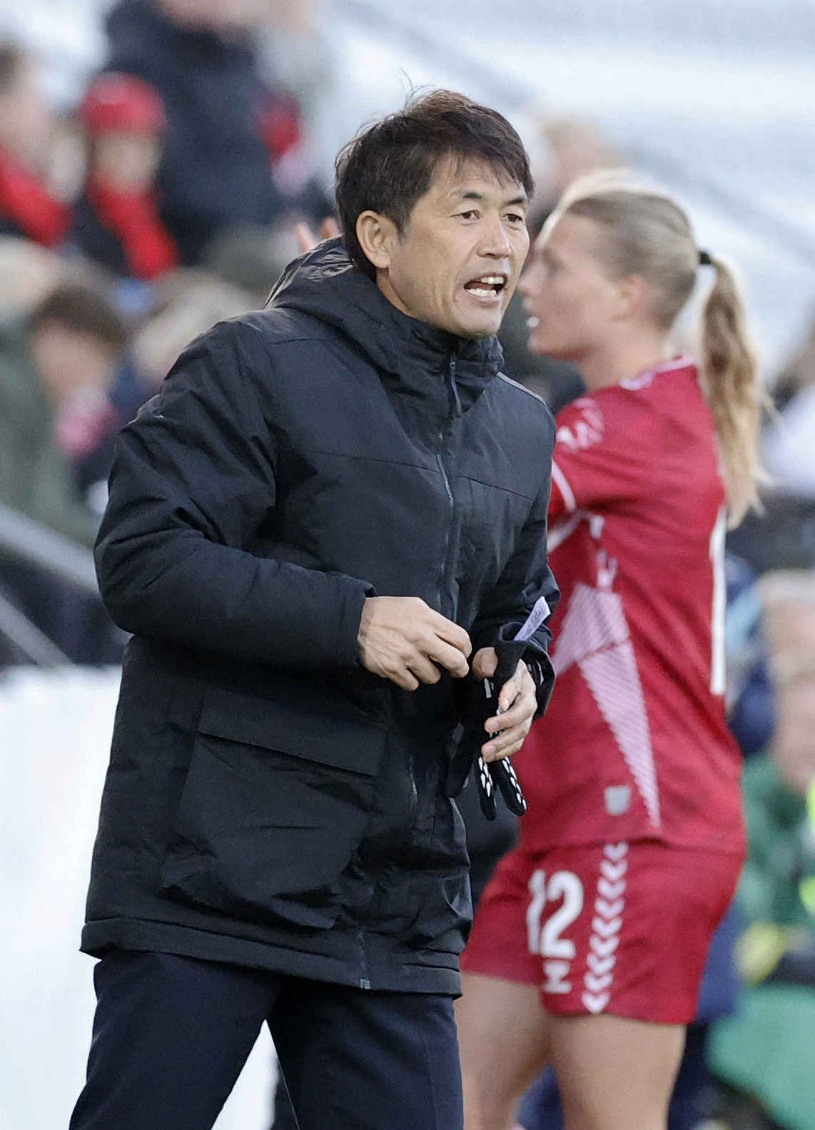 日本－デンマーク　後半、指示を出す池田監督（共同）